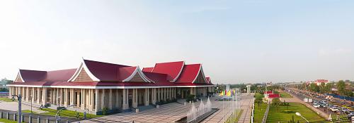 这是2012年10月8日拍摄的老挝国家会议中心，当日该项目宣布竣工。新华社发（刘艾伦摄）