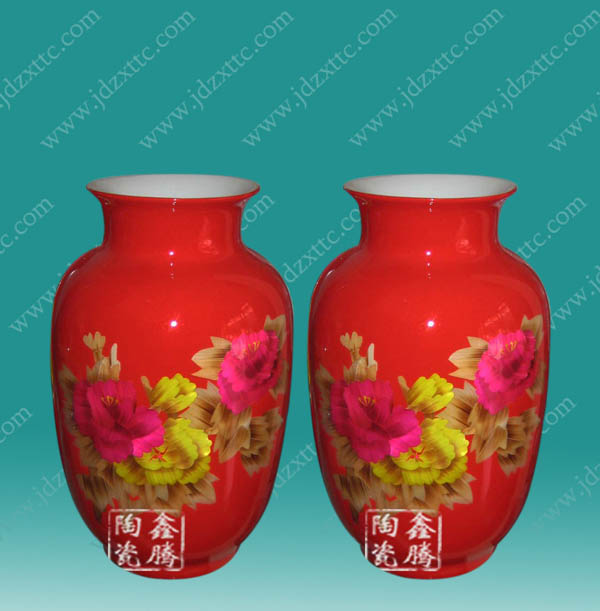 供应中国红麦杆花瓶，厂家定做红花瓶信息
