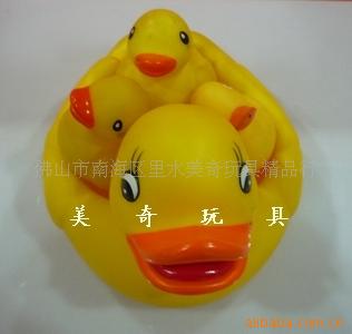 搪胶浮水玩具，喷水戏水玩具--鸭信息