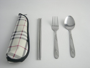 厂家批发低价便携不锈钢餐具勺叉筷3件套苏格兰格子三角布袋套装信息