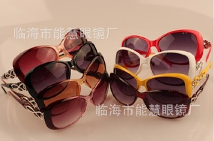 特价厂家直销抗紫外线时尚金属女款太阳眼镜8867墨镜批发信息