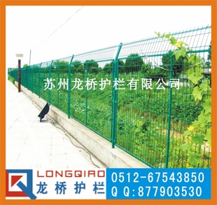 龙桥护栏厂订制/表面浸塑/高速公路护栏网/使用寿命在15年以上！信息