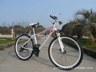 上海厂家批发26寸21速久牛品牌bmw宝马山地变速自行车非折叠单车信息